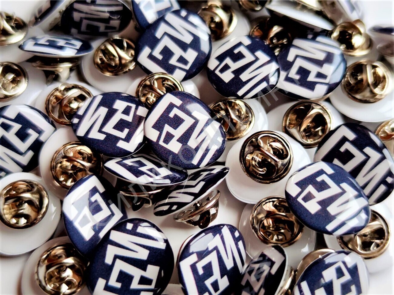 значки с логотипом